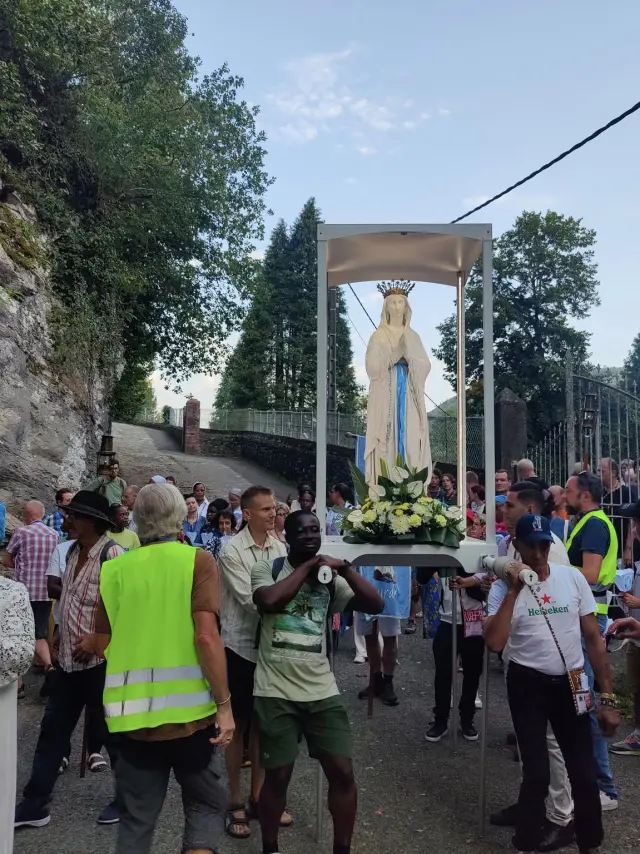 Le départ de la procession mariale depuis la Cité Saint-Pierre, pour la Saint-Laurent