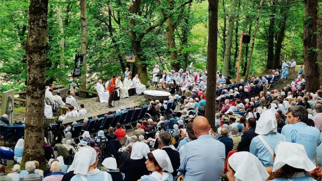 Feier in der Kathedrale von Verdure mit einer Gruppe