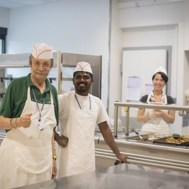 Bénévoles au service restauration