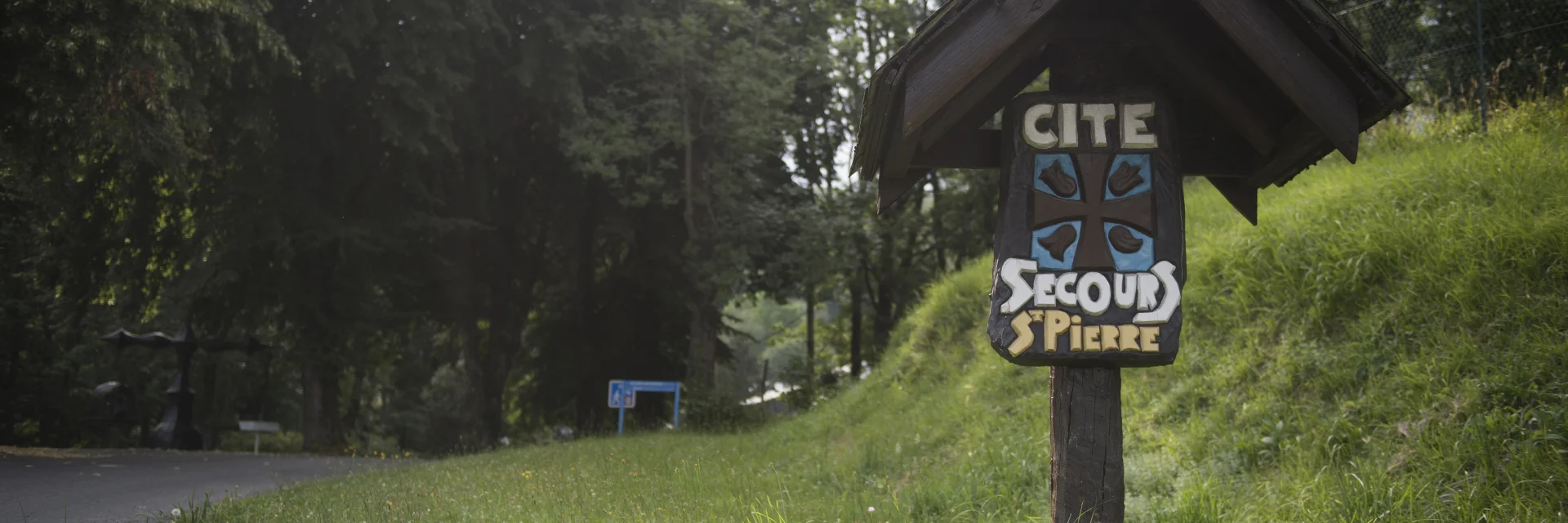 Uithangbord voor Cité Saint-Pierre, Secours Catholique