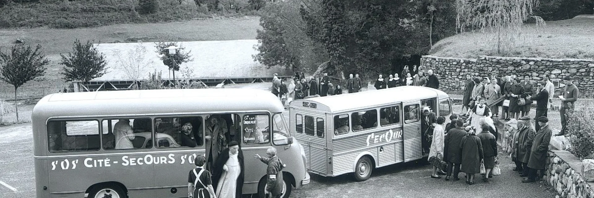 Die Shuttlebusse der Cité-Secours setzen Pilger auf dem Parkplatz der Cité Saint-Pierre ab.