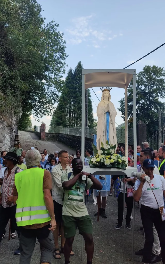 Procession mariale depuis la Cité Saint-Pierre, pour la Saint-Laurent