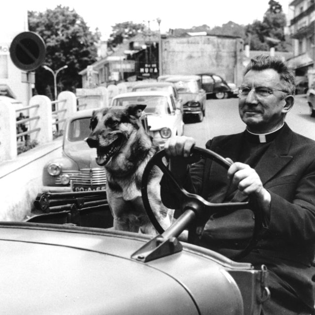 Mgr Rodhain avec son chien en voiture a Lourdes