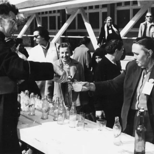 Jean Rodhain empfängt Pilger