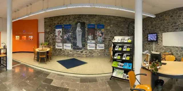 La Permanence de la Cité Saint-Pierre, en face de la porte Saint-Joseph du Sanctuaire de Lourdes