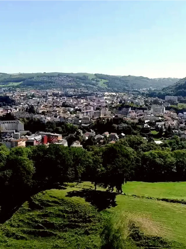 Luftaufnahme der Stadt Lourdes