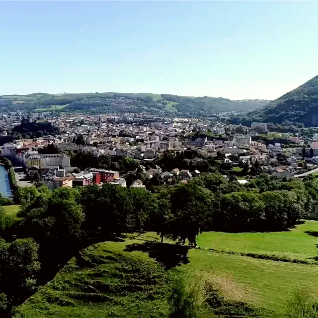 La vue aérienne de la ville de Lourdes depuis la Cité saint-Pierre