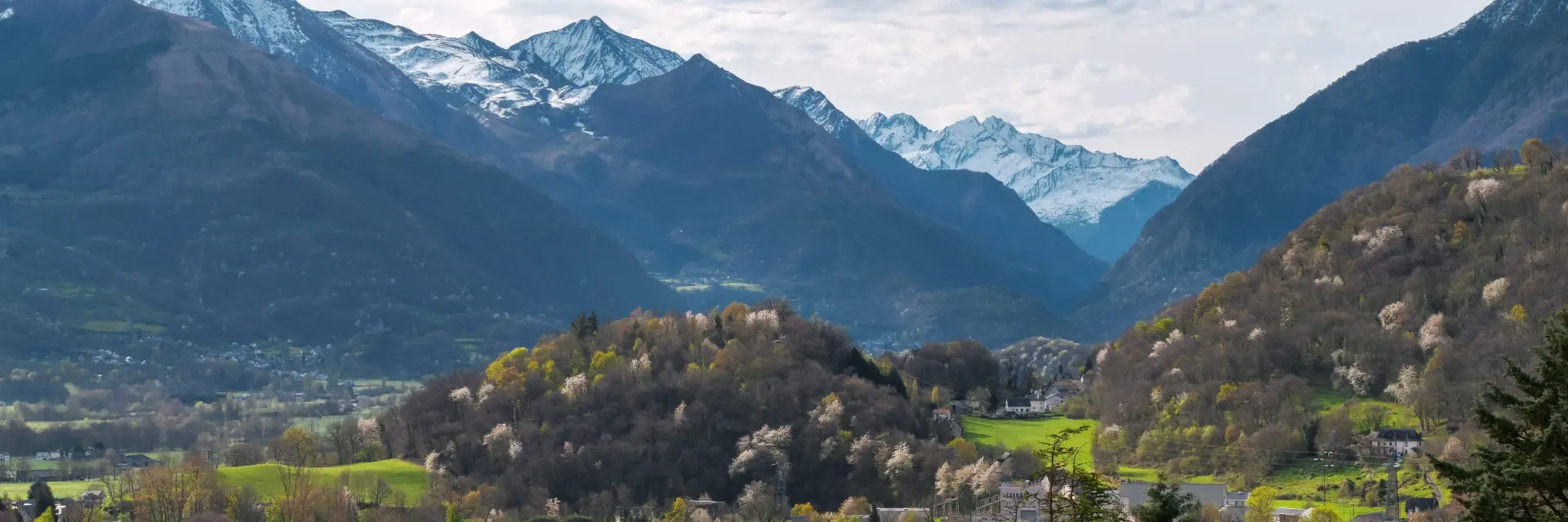 La vue sur la vallée d'Argeles Gazost et ses villages de montagne