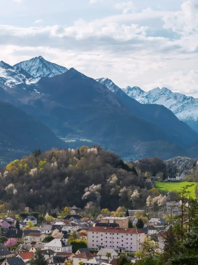 La vue sur la vallée d'Argeles Gazost et ses villages de montagne