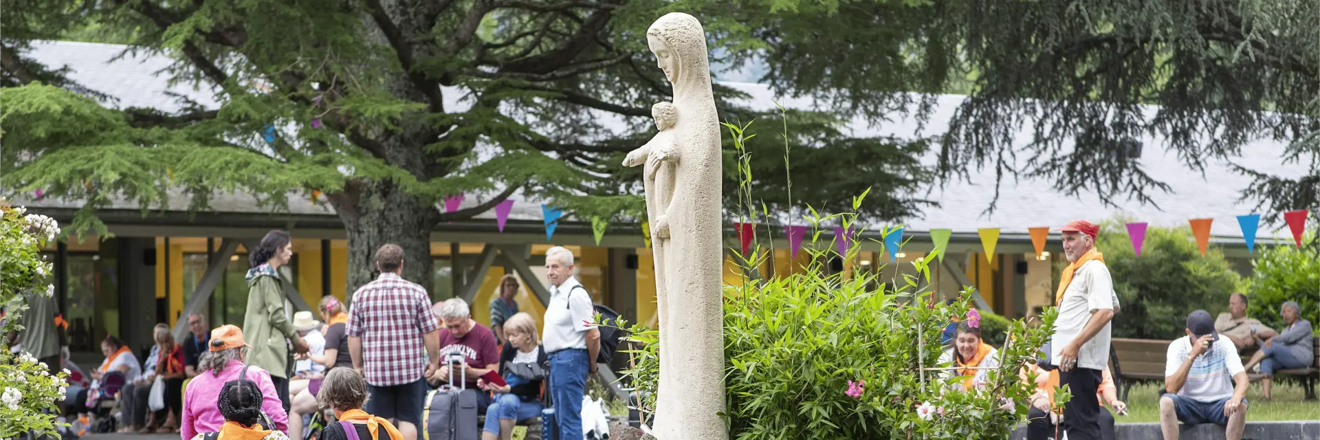 La statue de la Vierge de l'Accueil de la Cité Saint-Pierre