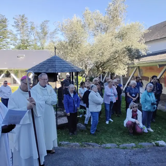 La bénédiction avec Monseigneur Micas des 70 fleurs réalisées en céramique pour l'anniversaire de la Cité Saint-Pierre