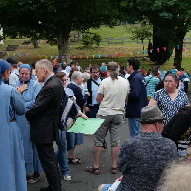 Un apéritif festif par le parvis de l'Accueil de la Cité Saint-Pierre
