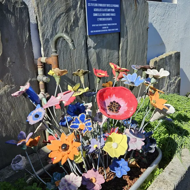 Le bouquet de 70 fleurs en céramique pour l'anniversaire de la Cité Saint-Pierre