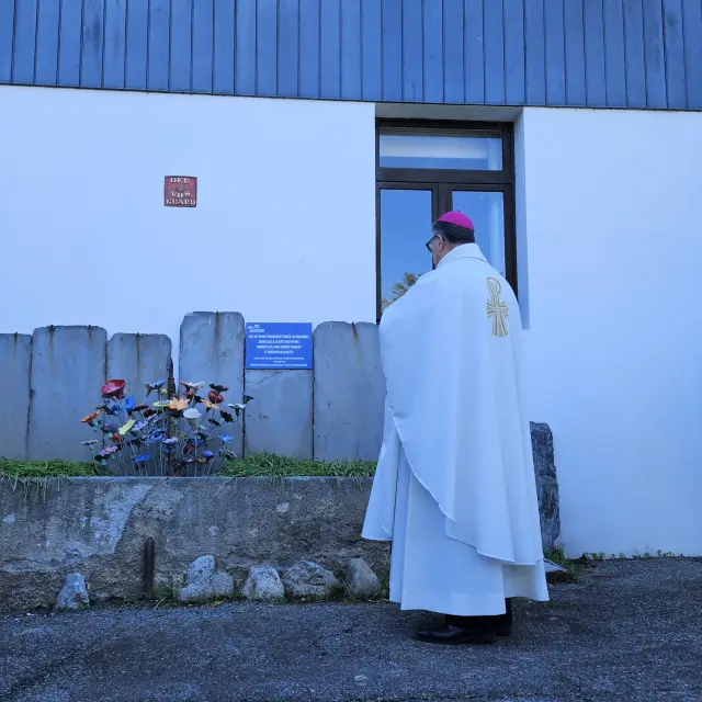 Bénédiction avec Monseigneur Micas des 70 fleurs réalisées en céramique