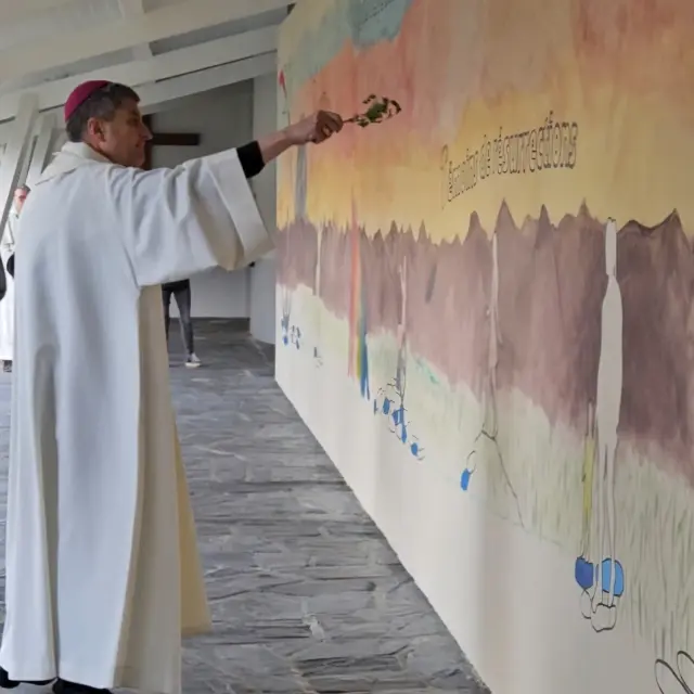 Bénédiction de la fresque par Monseigneur de Moulin-Beaufort, président de la Conférence des évêques de France