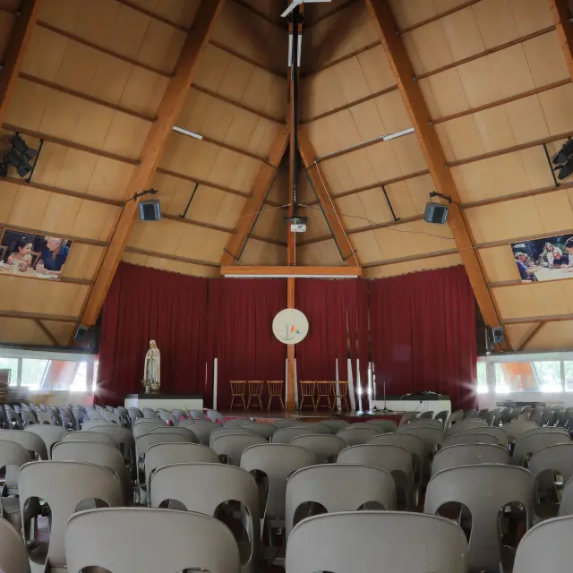 La salle du Cairn Haut de la Cité Saint-Pierre d'une capacité de 400 places assises.