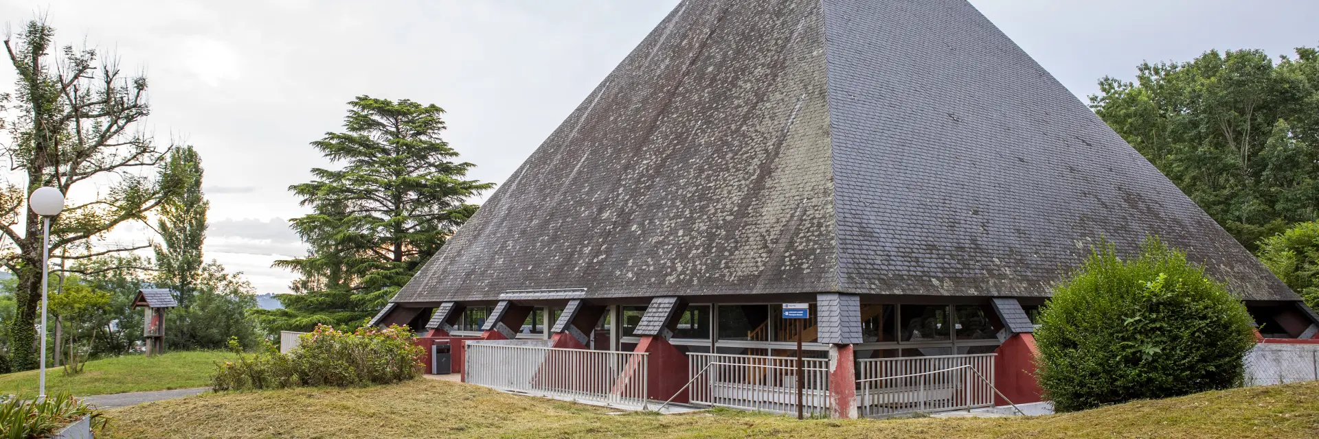 La salle Cairn Haut, d'une capacité de 400 places assises, adaptée pour les animations, spectacles, conférences et célébrations...