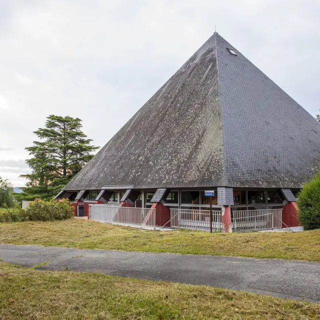 La salle Cairn Haut, d'une capacité de 400 places assises, adaptée pour les animations, spectacles, conférences et célébrations...