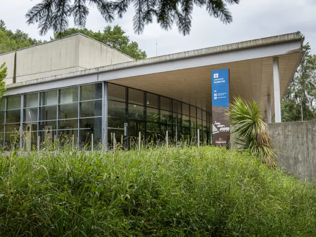 L'extérieur de la salle Padre Pio de la Cité Saint-Pierre, avec son grand hall extérieur
