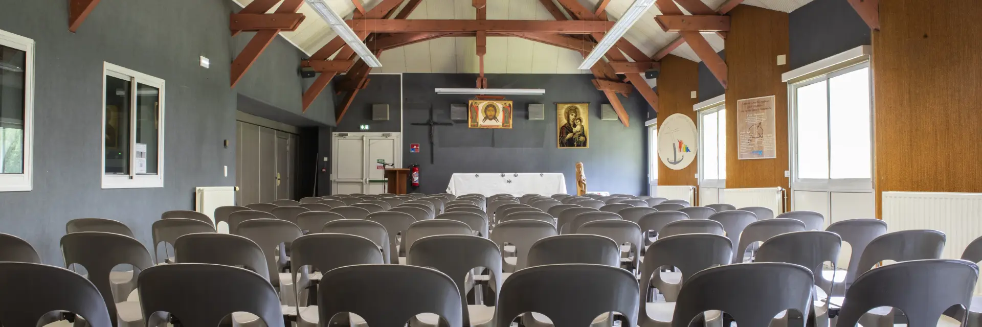 La salle Jérémie, d'une capacité de 120 places, idéale pour un temps de célébration en groupe, à la Cité Saint-Pierre