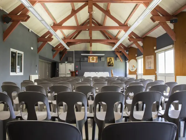 La salle Jérémie, d'une capacité de 120 places, idéale pour un temps de célébration en groupe, à la Cité Saint-Pierre