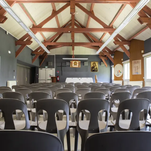 La salle Jérémie, d'une capacité de 120 places, idéale pour un temps de célébration en groupe, à la Cité Saint-Pierre