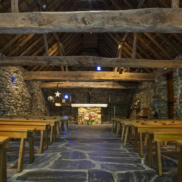 Intérieur de la chapelle Sainte-Bernadette de la Cité Saint-Pierre (reproduction de la bergerie de Bartrès où Bernadette gardait les moutons)