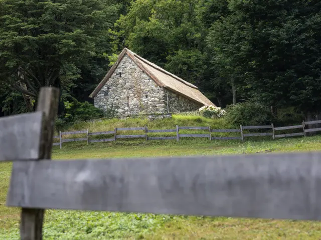 La chapelle Sainte-Bernadette de la Cité Saint-Pierre (reproduction de la bergerie de Bartrès où Bernadette gardait les moutons)