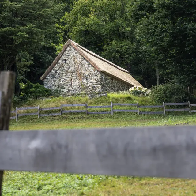 La chapelle Sainte-Bernadette de la Cité Saint-Pierre (reproduction de la bergerie de Bartrès où Bernadette gardait les moutons)