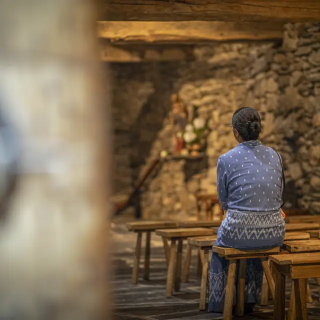 Intérieur de la chapelle Sainte-Bernadette de la Cité Saint-Pierre (reproduction de la bergerie de Bartrès où Bernadette gardait les moutons)