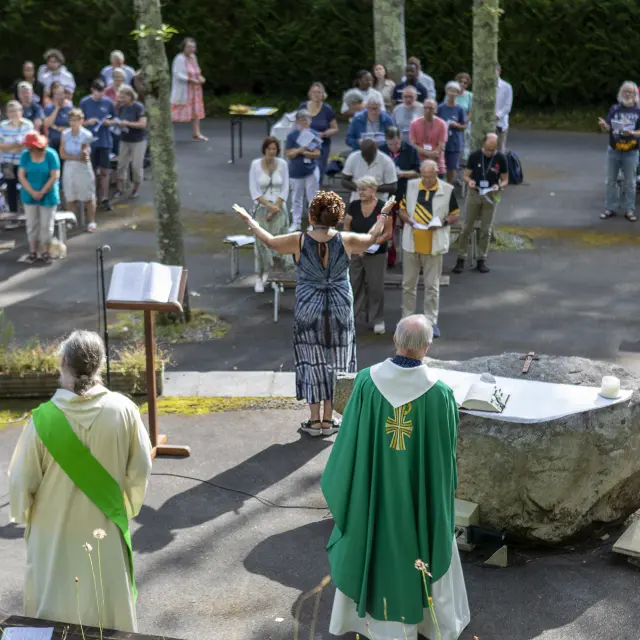 Un temps de célébration avec un groupe de la Cité Saint-Pierre au Bois Saint-François