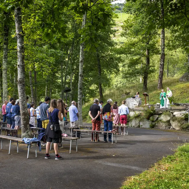 Un temps de célébration avec un groupe de la Cité Saint-Pierre au Bois Saint-François