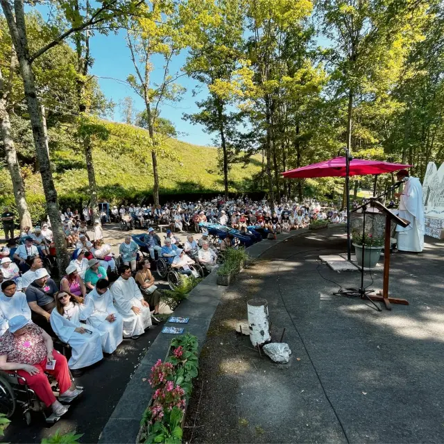 Une hospitalité venue célébrer au Bois Saint-François de la Cité Saint-Pierre