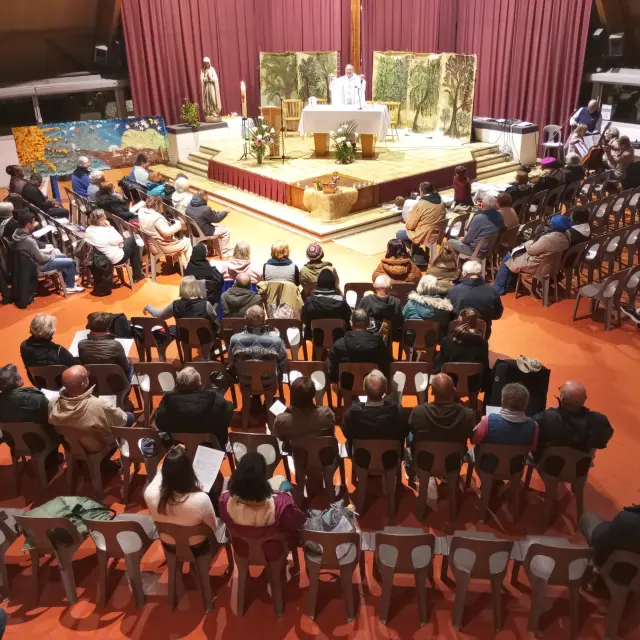 Temps de célébration à la salle Cairn Haut de la Cité Saint-Pierre