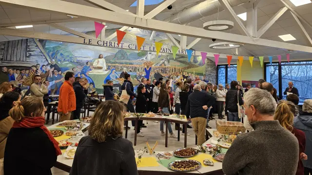 Un apéritif convivial et festif qui rassemble les pèlerins, les bénévoles et les salariés de la Cité Saint-Pierre