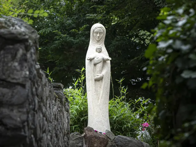 La Vierge de l'accueil présente sur le parvis de la Cité Saint-Pierre