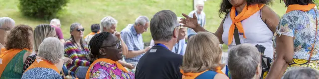 Un temps de partage et d'échanges durant en groupe durant un pèlerinage à la Cité Saint-Pierre