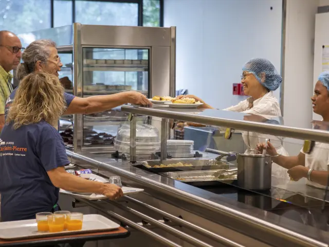 Une équipe de bénévoles au service Restauration de la Cité Saint-Pierre