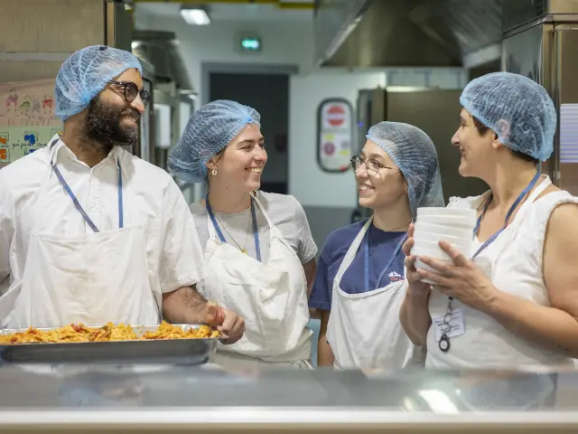 Une équipe de bénévoles au service Restauration de la Cité Saint-Pierre