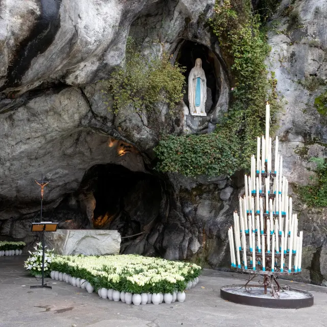 La Grotte de Massabielle du Sanctuaire de Lourdes