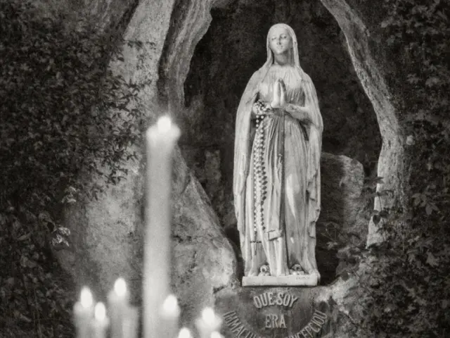 La statue de la Vierge Marie à la Grotte de Massabielle