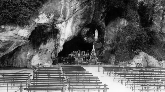 Une ancienne photo de la Grotte du Sanctuaire de Lourdes