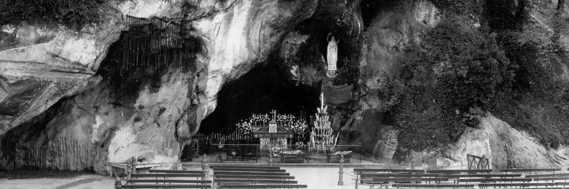 Une ancienne photo de la Grotte du Sanctuaire de Lourdes