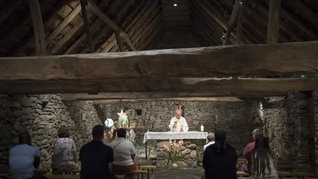 Une célébration eucharistique de la chapelle Sainte-Bernadette, reproduction de la bergerie de Bartrès