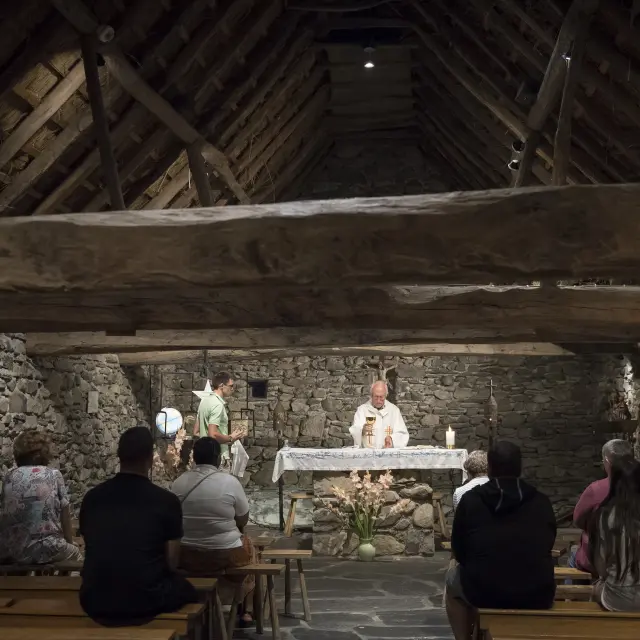 Une célébration eucharistique de la chapelle Sainte-Bernadette, reproduction de la bergerie de Bartrès