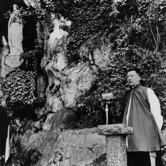Jean Rodhain célébrant une messe devant la Grotte de Massabielle à Lourdes.