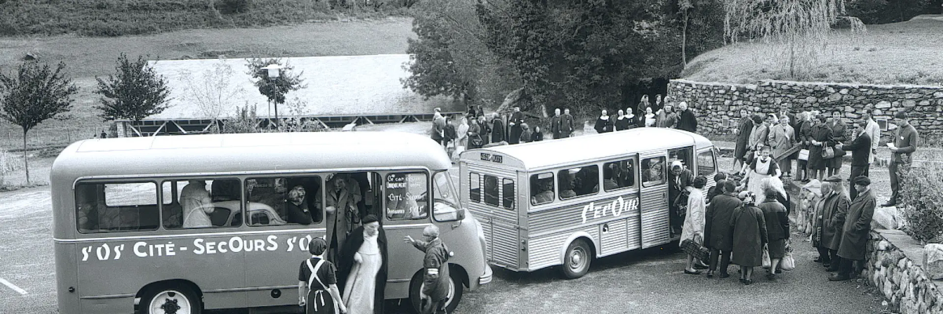 Des pèlerins arrivent à la Cité Saint-Pierre pour un temps de pèlerinage à Lourdes