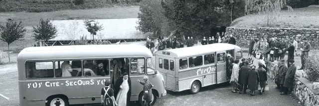 Des pèlerins arrivent à la Cité Saint-Pierre pour un temps de pèlerinage à Lourdes