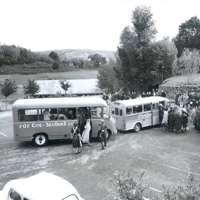 Des pèlerins arrivent à la Cité Saint-Pierre pour un temps de pèlerinage à Lourdes