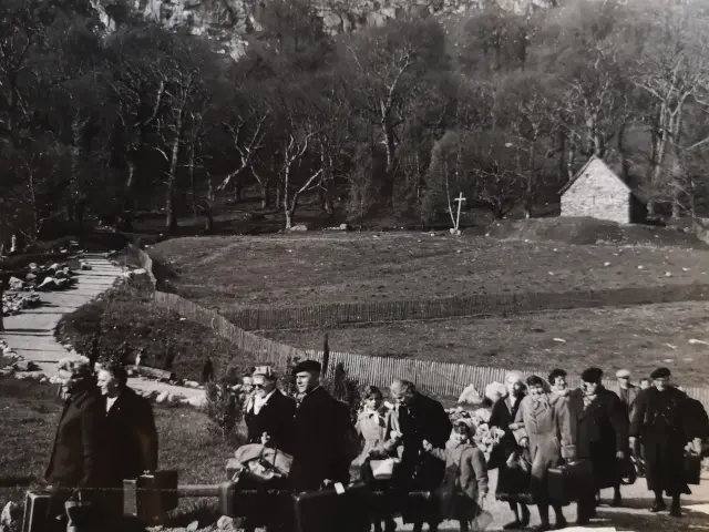 Les premiers groupes de pèlerins à la Cité Saint-Pierre